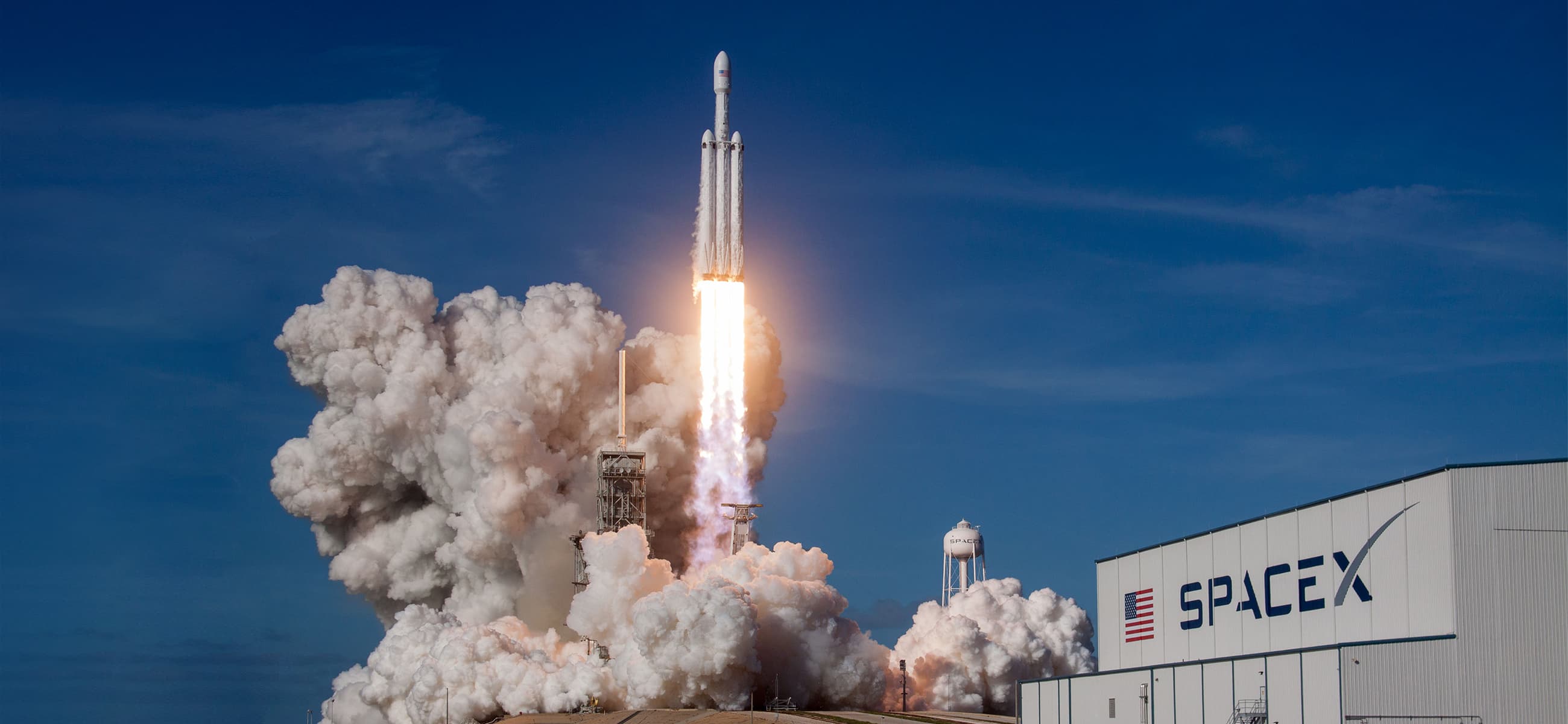 SpaceX Falcon Heavy lifting off